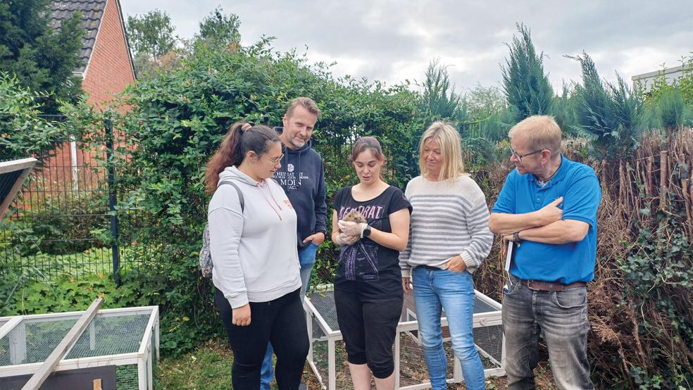 Sabrina Tramm (Dritte von links) zeigt ihren Gästen von den Grünen hier Igel »Leonard«. Von links im Bild: Ronja Berger und Frank Köster- Düpree, Zweite von rechts Mechthild Tammena, neben ihr Dieter Erdwiens- Buchwald.  © Foto: Grüne (Ortsverein Leer)