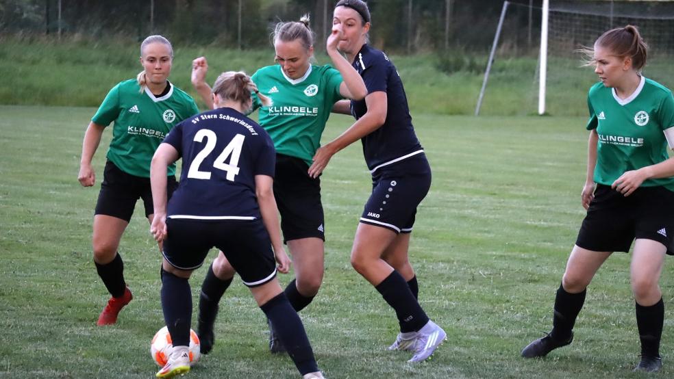 SG-Stürmerin Lisa Groeneveld (grünes Trikot, Mitte) setzt sich hier gegen zwei Gästespielerinnen durch. © Ammermann