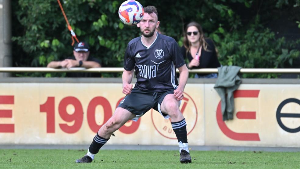 Vladislav Bertram verletzte sich am Sonntag in Borssum am Knie. © Bruins