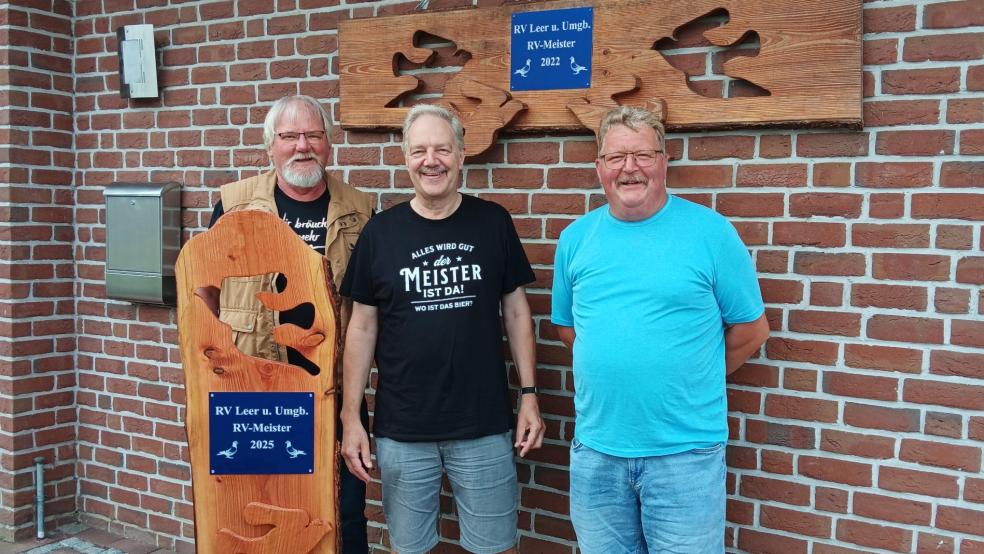 Im Foto links der Zweitplatzierte Hermann Tirrel aus Holthusen, in der Mitte der RV-Meister Johann Rumpf aus Oedenfeld, rechts der Stapelmoorer Norbert Schütte vom Team Arthur.  © Foto: privat