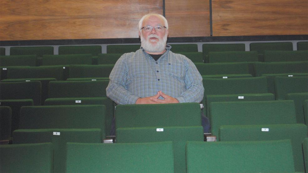 So sehen die alten Aula-Stühle aus. Matthias Grabe, didaktischer Leiter der Oberschule, nahm noch einmal Platz.  © Foto: Hoegen