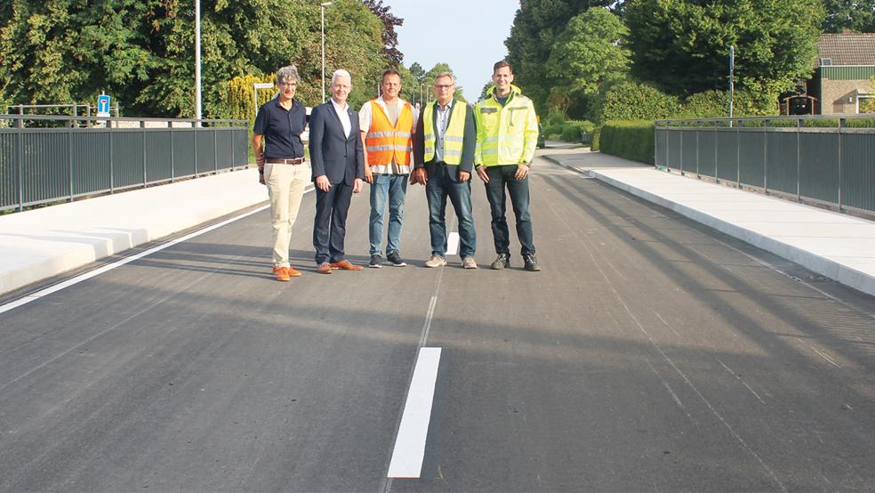 Baudezernentin Jenny Daun (von links), Landrat Matthias Groote, Bauleiter Holger Schmidt von der Firma Jansen, Uwe Welzel, Leiter des Straßen- und Tiefbauamtes, sowie der zuständige Mitarbeiter Steffen Kruse vom Straßen- und Tiefbauamt trafen sich zum Abschluss der Bauarbeiten auf der Brücke über den Sauteler Kanal in Warsingsfehn.  © Foto: Landkreis Leer