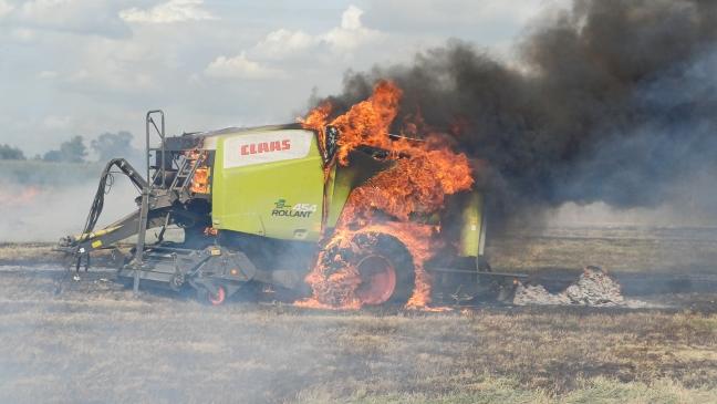 Ballenpresse in Brand: Feuerwehren in Diele im Einsatz