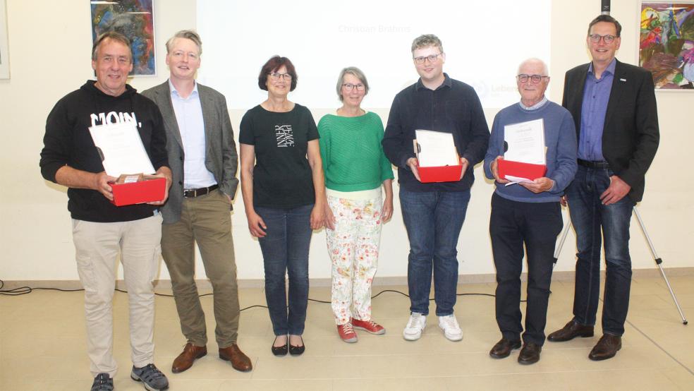 Der 1. Vorsitzende Christian Brahms (Zweiter von links) ehrte Arnold Koens (links) für 25 Jahre Mitgliedschaft, daneben die Mitgliederbetreuerinnen Gabriele Kett und Anja Kuhlmann. Der SPD Ortsverein Leer, vertreten durch den Vorsitzenden Jarno Behrens, wurde für 50 Jahre Mitgliedschaft bei der Lebenshilfe geehrt, und Dr. med. Michael Finke (Zweiter von rechts) für 40 Jahre. Daneben Lebenshilfe-Geschäftsführer Erwin Koops.  © Foto: Haneborger/Lebenshilfe