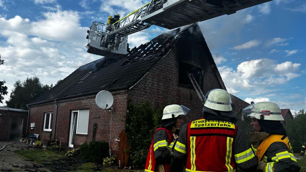 Ein Großaufgebot an Feuerwehrkräften bekämpfte den Dachstuhlbrand in Spetzerfehn. © Malte Wiese & Timo de Vries 