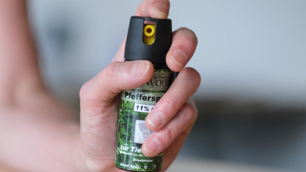 Der Angreifer sprühte dem Opfer mit Pfefferspray in die Augen. © Symbolfoto: Weißbrod (dpa)