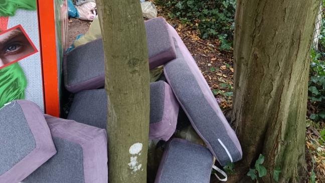 Sperrmüll an Altkleider-Containern ein Problem