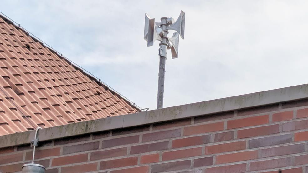 Die neue elektronische Sirene auf dem Dach der Grundschule in Bingum wurde im Juli in Betrieb genommen.  © Foto: Szyska