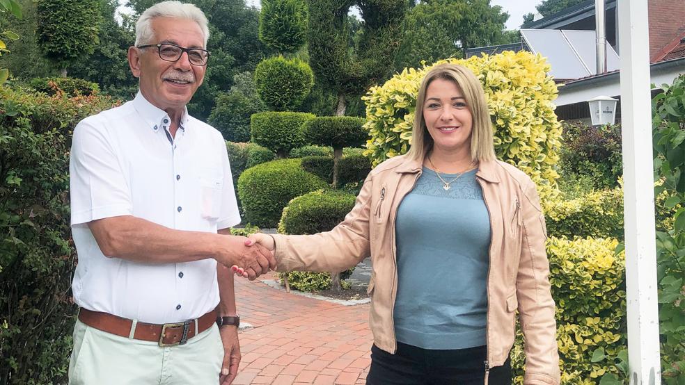 Handschlag auf den Betreiber-Wechsel: Der ehemalige »Sipan«-Inhaber Kemal Acar gratuliert Andriana Begovic.  © Foto: Busemann