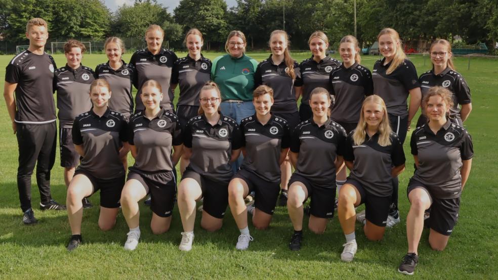 Die 1. Damen der SG Leer 04/Bingum in der Saison 25/26. Obere Reihe von links: Trainer Thees Bleier, Lena Becker, Kirsten Strenge, Lena Woortmann, Jule de Boer, Betreuerin Nathalie Bakker, Tabea Ibelings, Carolin Stumpe, Hannah Dreyer, Wenke Eekhoff und Alina Wichmann. Untere Reihe von links: Maja Dannen, Fenna Dahlmann, Hannah Gerke, Aina Ibelings, Inga Borde, Kea Küpker und Jana Bakker. Es fehlen: Trainerin Elena Behrends, Co- und Torwart-Trainer Jens Heeren, Annika Zimmer, Tomma Sanders, Nina Meyer, Emily Pruin, Sophie Groeneveld, Lisa Groeneveld, Henrike Flügge, Tomke Strenge, Jasmin Brandt, Melina Weber, Milena Smidt, Sonka Schüür, Amke Eden, Merle Voogd, Nina Helmers, Janna Klimm und Wiebke Boelen. © Ammermann