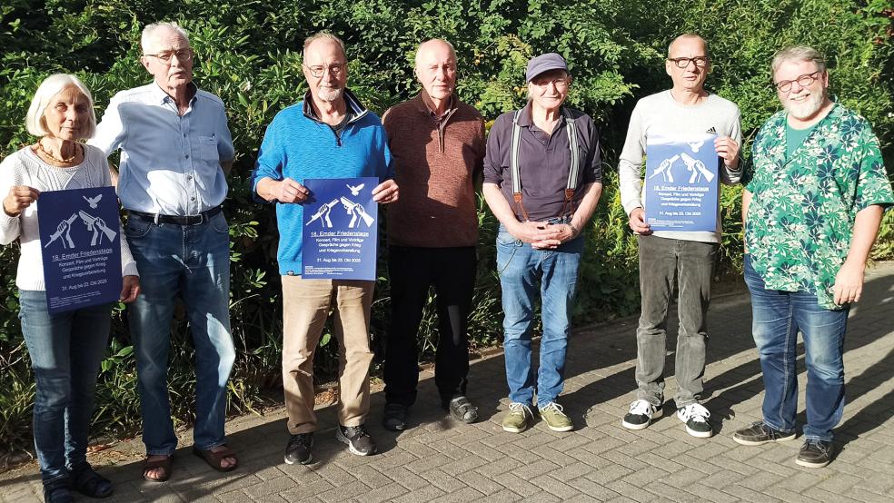 Das »Emder Friedensforum« stellt die 18. Emder Friedenstage auf die Beine. Von links: Johanna Adickes, Konrad Huchting, Erwin Wenzel, Erich Greve, Herald Ihnen, Jörg Otto und Bert Gedenk (es fehlt Onno Oncken).  © Foto: privat