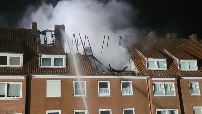 Menschen nach Großbrand in Notunterkünften