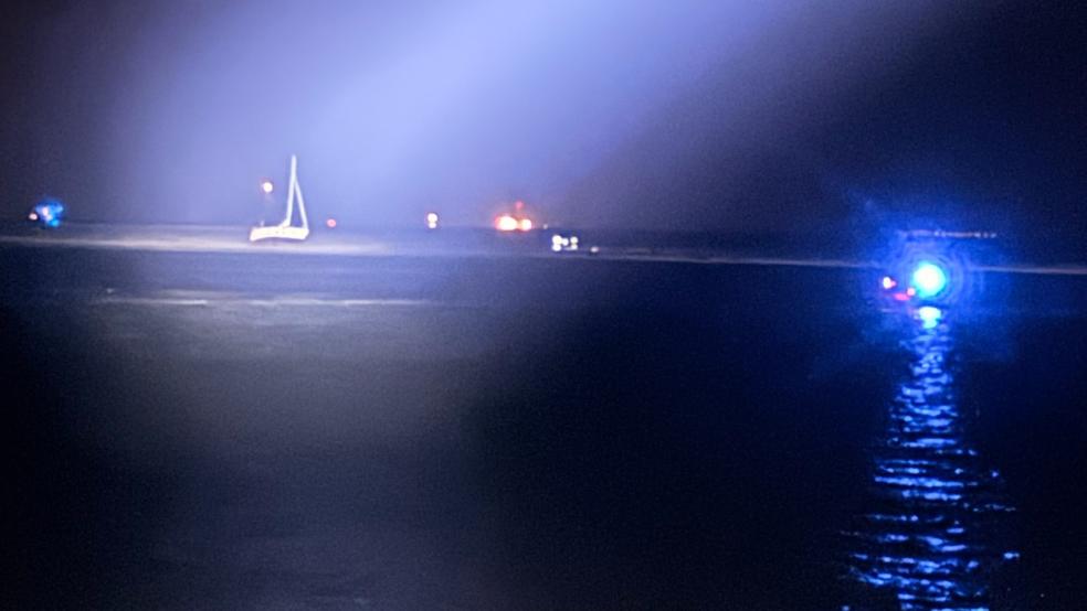 Der Seenotrettungskreuzer "Eugen" von der DGzRS-Station Norderney und das Seenotrettungsboot "Otto Diersch" aus Norddeich) leuchten die Unglücksstelle aus, während ein Schlauchboot der DLRG Norderney zur havarierten Segelyacht fährt. © Foto: DGzRS