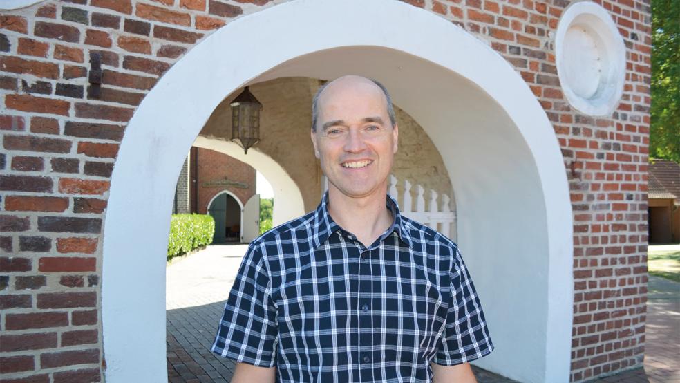 Drei Jahre nach seiner Ordination in der Hoffnungskirche Rhauderfehn wird Pastor Matthias Bokelmann an diesem Sonntag in der Kirche zu Rhaude in sein Amt eingeführt.  © Foto: Fertig