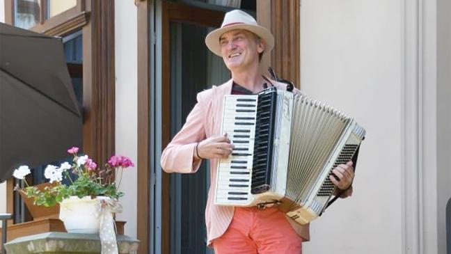 Mit Akkordeon im Garten