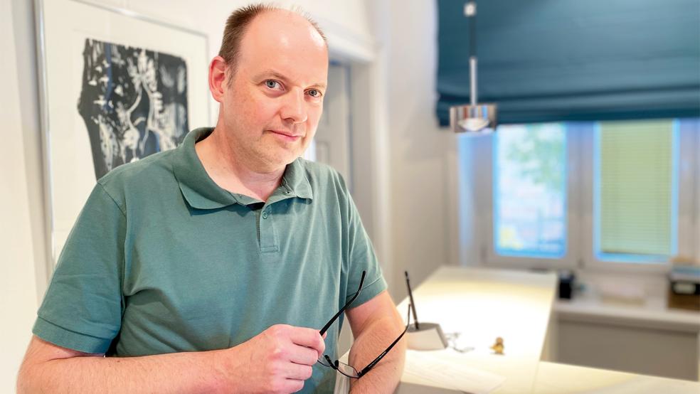 Hautarzt Bernd Brinker aus Weener soll sich für seine hohe Verordnungsquote rechtfertigen. Dabei will er nach eigenen Angaben nur Kliniken entlasten.  © Foto: Hanken