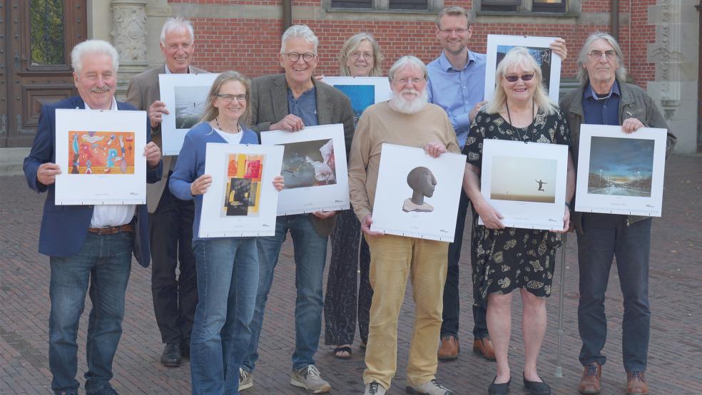 Vertreter der »Wahlkommission« präsentieren gemeinsam mit einigen Künstlerinnen und Künstlern die neueste Ausgabe des Kunstkalenders. Dabei sind Ulrich Schnelle (Vierter von links) und Marikke Heinz-Hoek (Zweite von rechts).  © Foto: Jürgens
