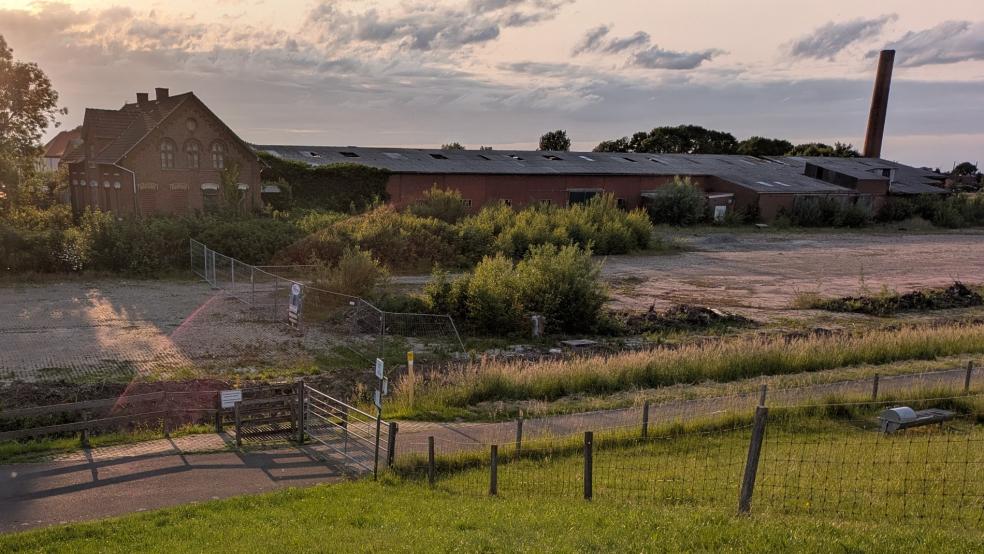 Das Gelände der ehemaligen Ziegelei Reins am Fährpatt in Jemgum. Bis auf das Helgenhaus (links im Vordergrund) sollen die baulichen Überreste beseitigt werden. © Foto: Szyska