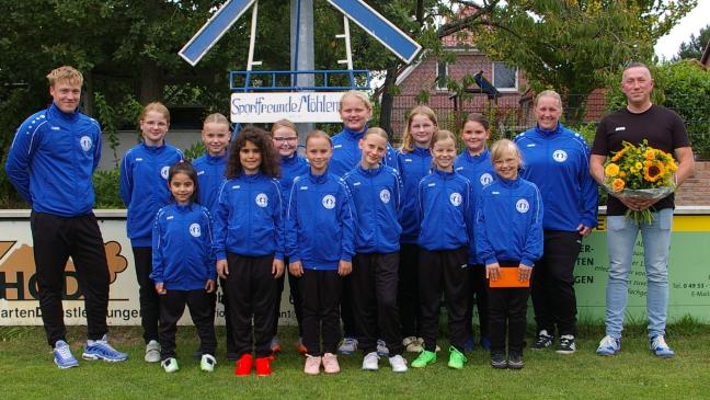 Möhlenwarfs E-Juniorinnen freuen sich über Trainingsanzüge