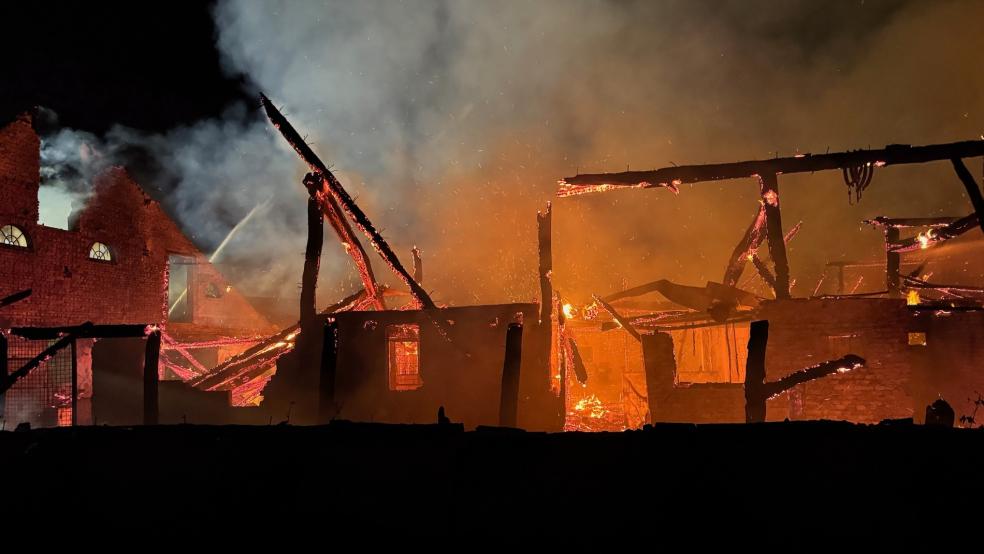 Das landwirtschaftliche Anwesen stand beim Eintreffen der Einsatzkräfte bereits in Vollbrand. © Foto: Feuerwehr Papenburg