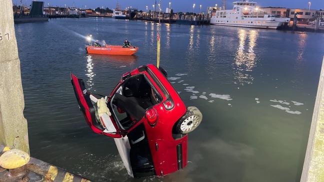 Frau fährt mit Auto ins Hafenbecken