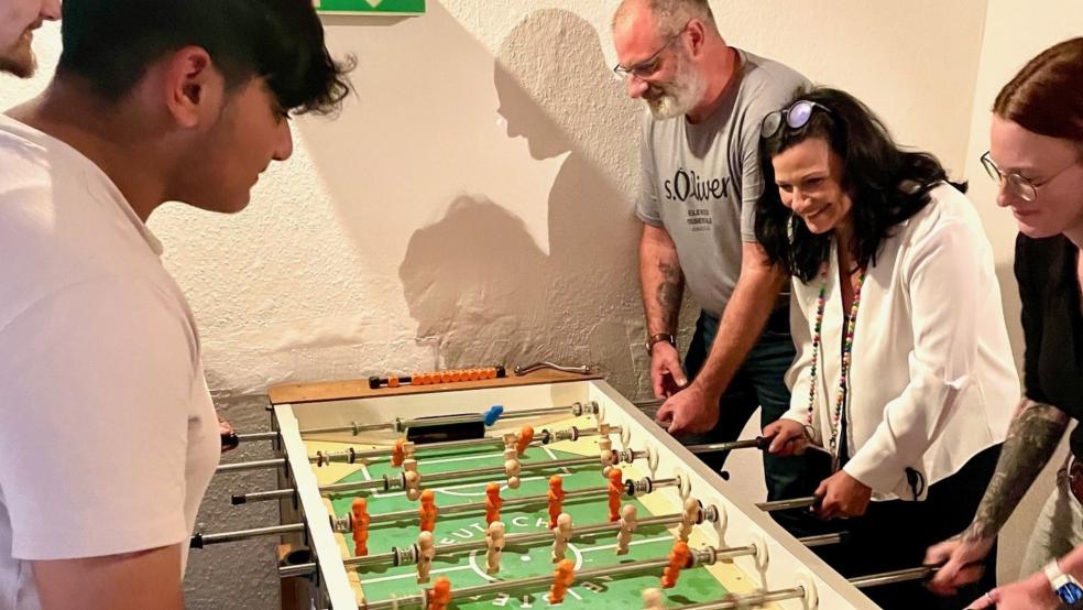 Eine Tischkicker-Partie gehörte zum Besuchsprogramm der CDU-Bundestagsabgeordneten Gitta Connemann (Zweite von rechts) im Bunder Jugendzentrum. © Foto: Büro Connemann
