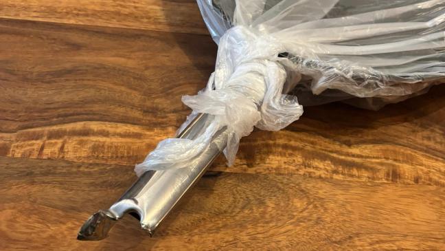 Kinderfinger aus Pfannengriff befreit