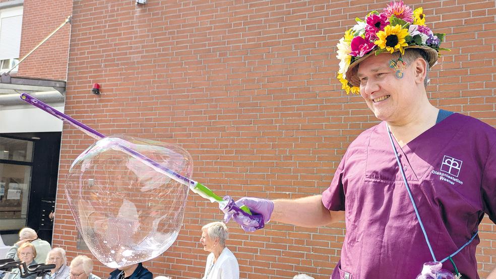 Der Stelzenläufer der Diakoniestation Weener zog mit einem blumigen Hut, riesigen Seifenblasen und kreativen Luftballon-Tierchen die Blicke auf sich.  © 