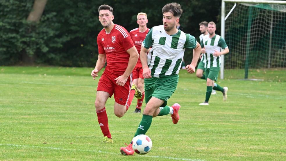 Felix Lange war gegen Hollen in Minute eins hellwach und brachte den SV Teutonia Stapelmoor in Führung. © Bruins