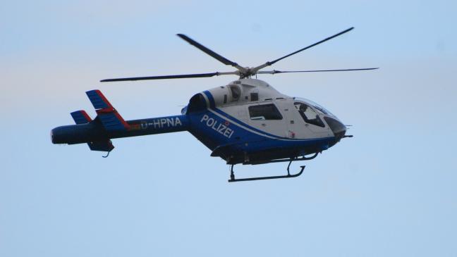 Vermissten Fahrer nach Unfall mit Hubschrauber gesucht
