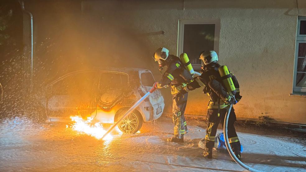 Mit Wasser und Schaum wurde das brennende Auto gelöscht. © Feuerwehr