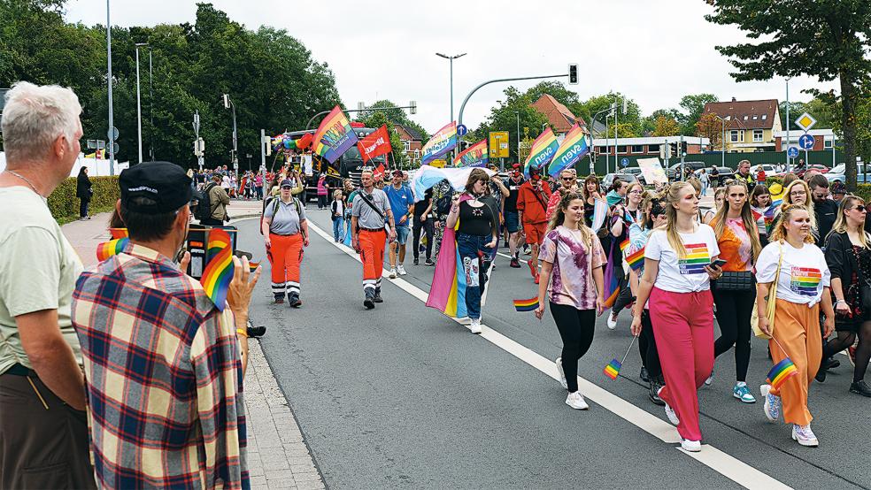 Rund 500 Teilnehmer gingen beim Auricher Christopher Street Day auf die Straße.  © Foto: Jürgens