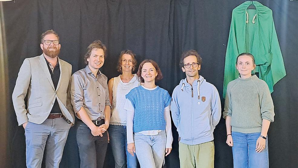 Sie organisierten die Theateraufführungen: Stefan Post-Wattjes (Präventionskraft Jemgum), Julian Schwan (Diakonie), Kristina Nölling-Moeck (Diakonie), Yaruslava Gorobey (Mensch Theater), Tobias Gerstner (Mensch Theater) und Alice Garen (Präventionskraft Weener). Nicht im Bild Alina Egger (Präventionskraft Bunde) und Almut Günter (Diakonie).  © Foto: privat