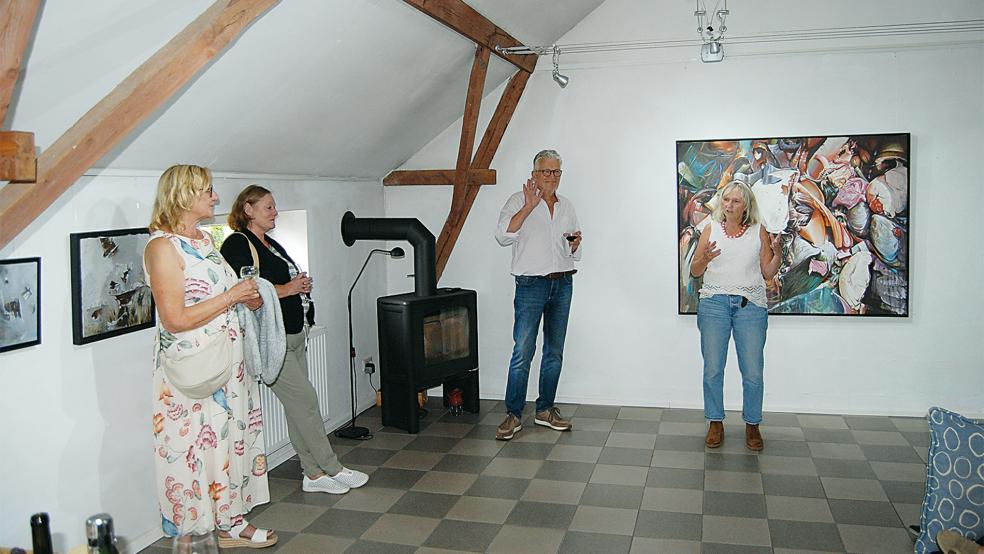 Christiane Hubert-Schnelle, sie steht vor einem der großformatigen Gemälde, hielt schließlich doch eine kurze Rede, bevor Ulrich Schnelle - neben ihr - etwas zu seiner Kunst sagte.  © Foto: Hoegen