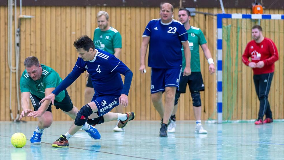 In der vergangenen Saison konnten die Holthuser Handballer (grüne Trikots) Anfang November zu Hause deutlich mit 32:14 gegen den TSV Holtrop gewinnen. © Jungeblut