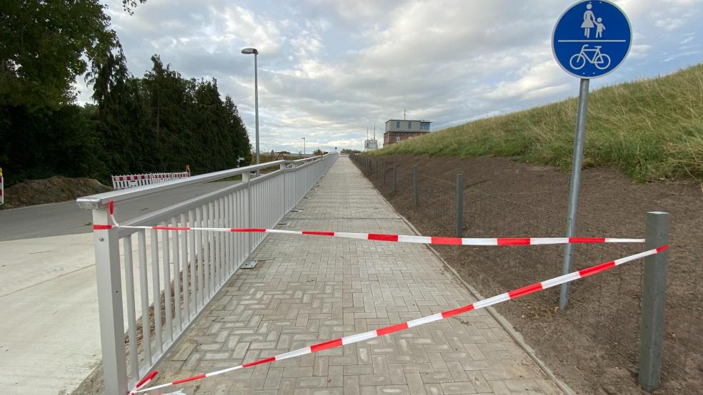 Noch versperrt Flatterband den Zugang zur Rampe. Am Freitag soll der Weg über die Friesenbrücke frei sein. © Hanken