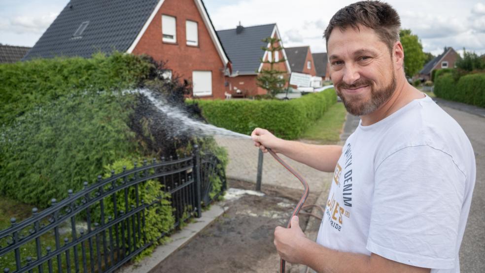 Karsten Penning konnte sich nach erfolgreicher Löschung freuen, dass nichts Schlimmeres passiert war. © Foto: Bruins
