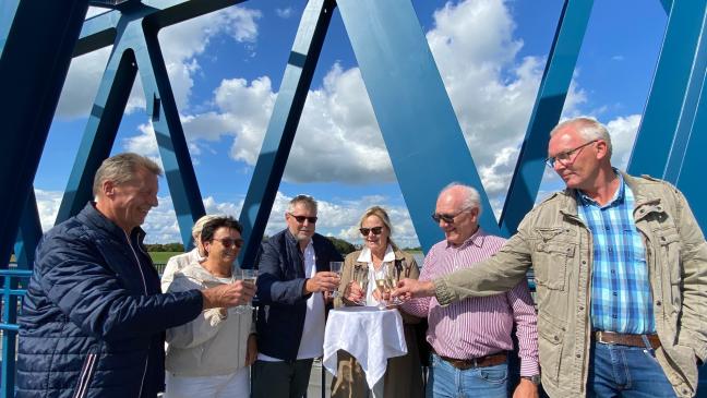 Der Weg ist frei: Feiern auf der Friesenbrücke