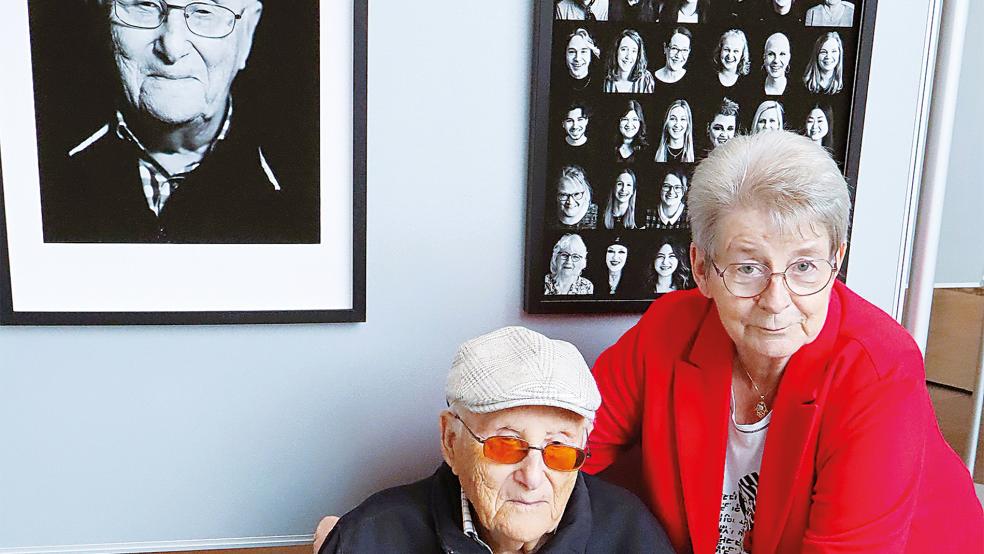 Albrecht Weinberg und Gerda Dänekas zeigten sich von den Schwarz-Weiß-Porträts begeistert. Oben das Weinberg-Bild.  © Fotos: Ammermann