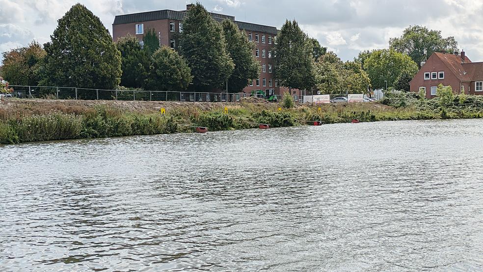 Die gelben Ziffern am Ufer und die provisorischen Stege stehen nicht in Zusammenhang mit der Hafenkopf-Bebauung, sondern mit einer Regatta des Rudervereins Leer.  © Foto: Szyska
