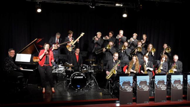 Big-Band spielt mit Orgel zusammen