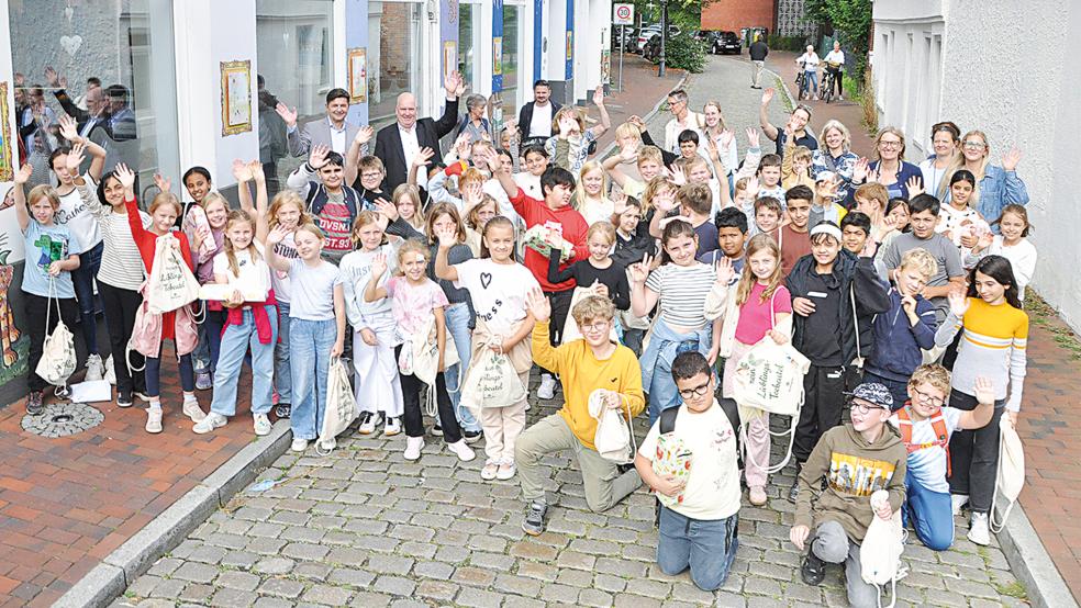 Schüler der Leeraner Grundschulen haben Bilder gemalt, von denen eine Auswahl jetzt die Fassade der Coloniale verzieren.  © Fotos: Wolters