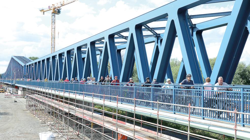 In Scharen kamen Radfahrer zur Friesenbrücke und schoben ihre Zweiräder über den Weg.  © Fotos: Hanken