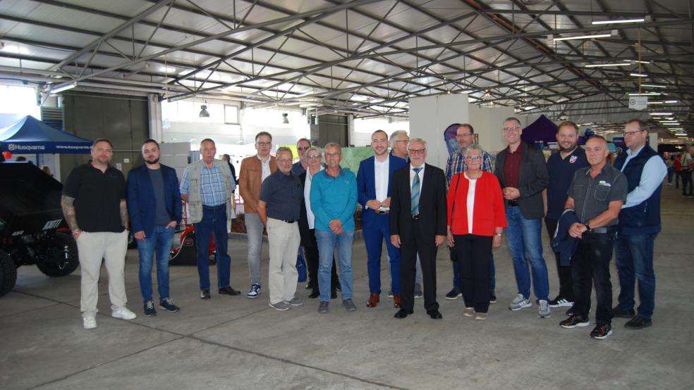 Gastgeber und Gäste vor dem Rundgang durch die Halle der Gewerbeschau nach der offiziellen Eröffnung. Dritter von links Helmut Plöger, stellvertretender Bürgermeister von Jemgum, neben ihm Uwe Sap, Bürgermeister von Bunde. Vierter von rechts Weeners Bürgermeister Heiko Abbas, neben ihm Hildegard Hinderks und Evert Pastoor, Vorsitzender der Werbegemeinschaft. © Hoegen