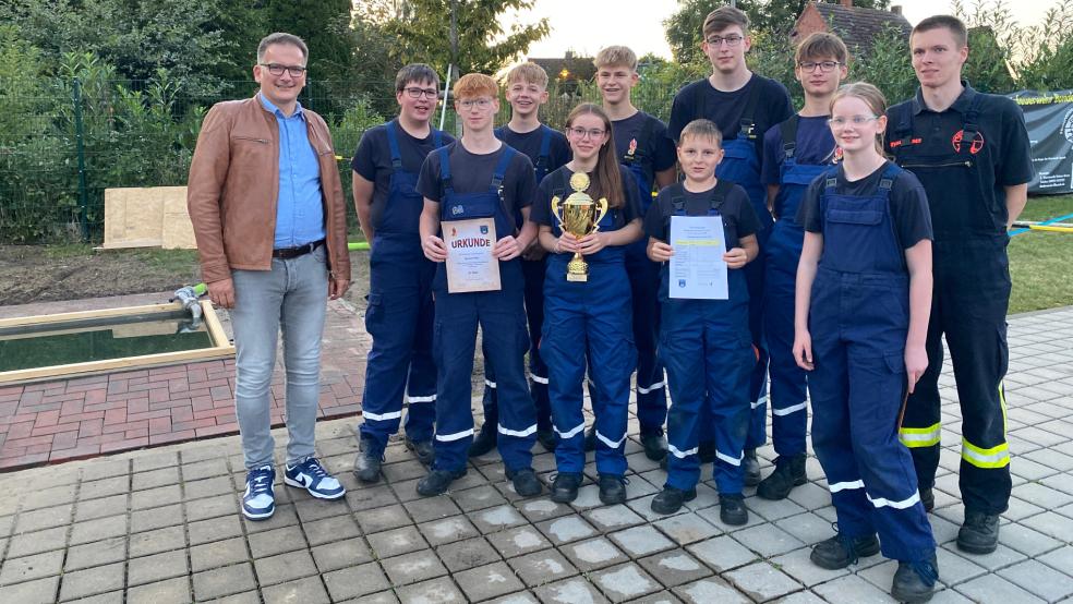 Mit einem Doppelsieg für die Feuerwehr Wymeer-Boen endete gestern Abend der Schnelligkeitswettkampf in Bunde. Die Aktiven und die Jugend - unser Foto - nahmen beide Pokale mit nach Hause. © Kuper