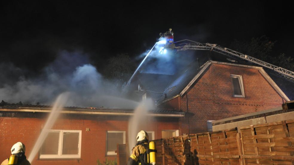 Der Dachstuhl des Anbaus eines Mehrfamilienhauses in Logabirum stand gestern Abend in Flammen. © Wolters