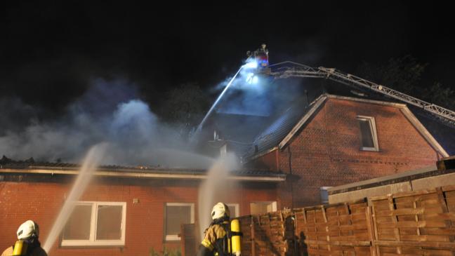 Dachstuhl steht in Vollbrand