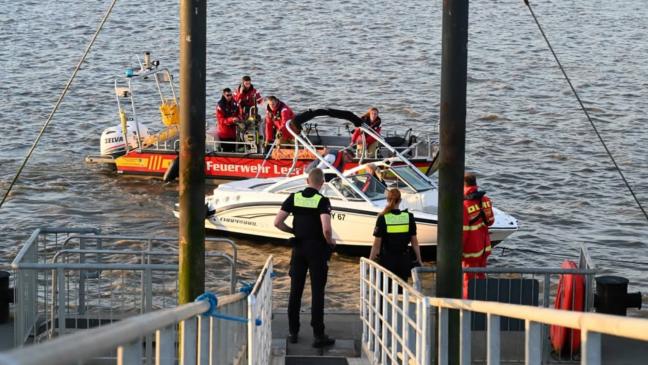 Feuerwehr holt Boot sicher in Ditzumer Hafen