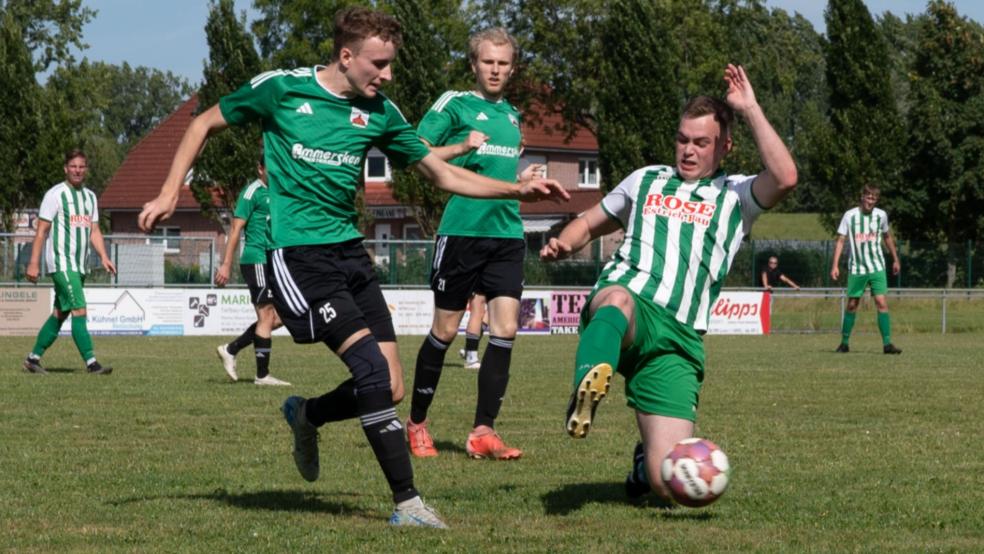 Reiner Jütting (schwarze Hose, Nummer 25) und der BSV Bingum konnten mit Leidenschaft und Kampf den FC Frisia Völlenerkönigsfehn bezwingen und damit auch in der Tabelle überholen. © Lohmann