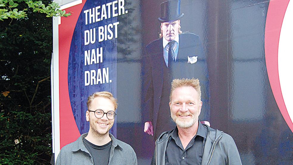 Weitaus besser gelaunt als der Mann hinter ihnen auf dem Landesbühnen-Lkw: Nicola Bremer, neuer Oberspielleiter der Landesbühne (links), und Intendant Olaf Strieb.  © Foto: Hoegen